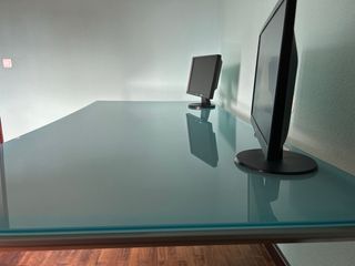Mesa de cristal y metal