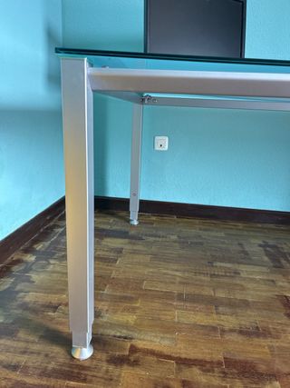 Mesa de cristal y metal