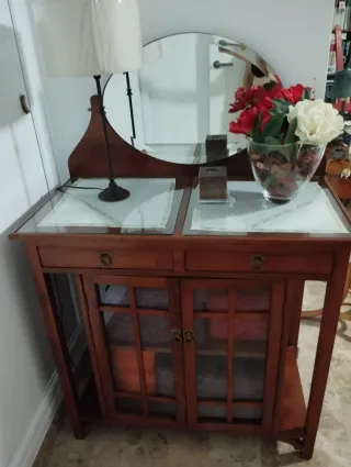 Cómoda de madera de nogal con espejo