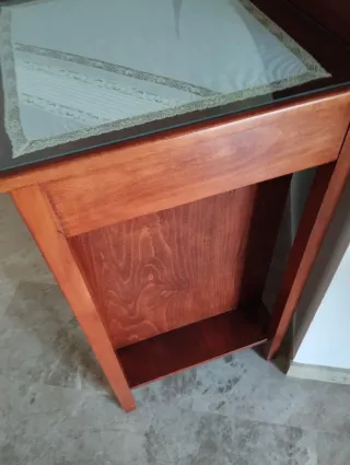 Cómoda de madera de nogal con espejo