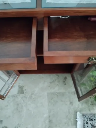 Cómoda de madera de nogal con espejo