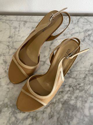 Sandalias tacón medio beige y marrón