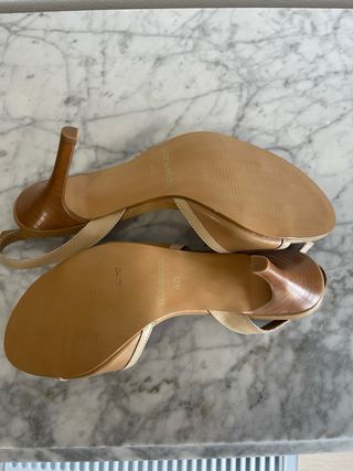 Sandalias tacón medio beige y marrón