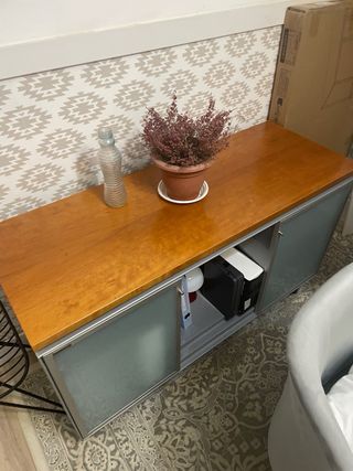 Armario bajo madera, metal y cristal