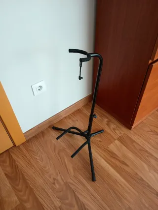 Soporte para guitarra negro.