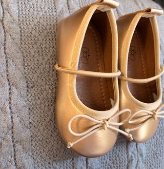 Zapatillas manoletinas bebé doradas