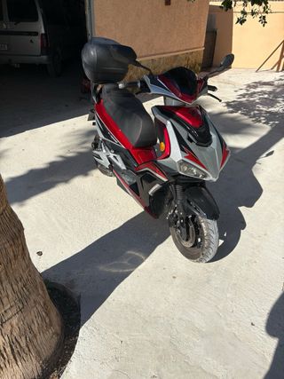 Moto Eléctrica Scooter 125ccNegra, Roja y Plateada