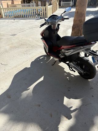 Moto Eléctrica Scooter 125ccNegra, Roja y Plateada