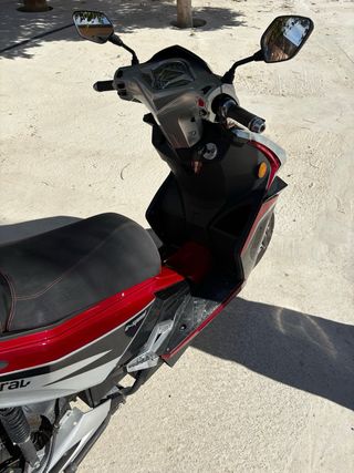Moto Eléctrica Scooter 125ccNegra, Roja y Plateada