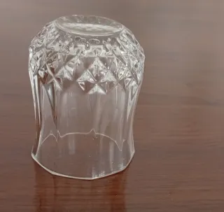 Jarra de cristal y chupitos