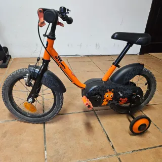 Bicicletas infantiles naranja Btwin y rosa Btwin.