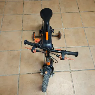 Bicicletas infantiles naranja Btwin y rosa Btwin.