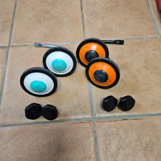 Bicicletas infantiles naranja Btwin y rosa Btwin.