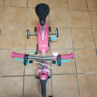 Bicicletas infantiles naranja Btwin y rosa Btwin.