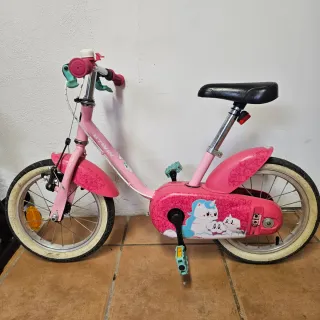 Bicicletas infantiles naranja Btwin y rosa Btwin.