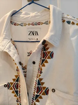Chaqueta vaquera ZARA bordada blanca