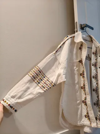 Chaqueta vaquera ZARA bordada blanca