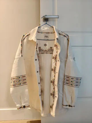 Chaqueta vaquera ZARA bordada blanca
