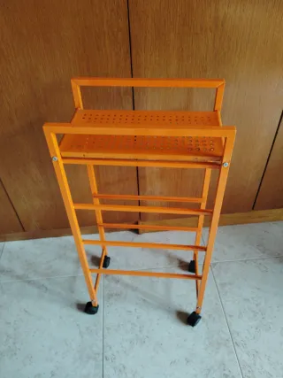 Planta con jardinera y mueble metálico