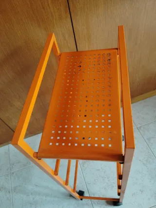 Planta con jardinera y mueble metálico