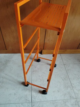 Planta con jardinera y mueble metálico