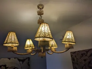 Lámpara de techo dorada con pantallas