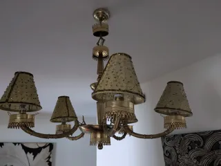 Lámpara de techo dorada con pantallas