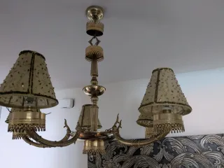 Lámpara de techo dorada con pantallas