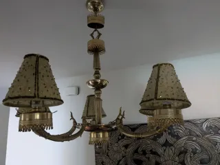 Lámpara de techo dorada con pantallas