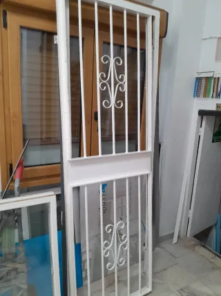 Puerta hierro 1 hoja climalit 215x75