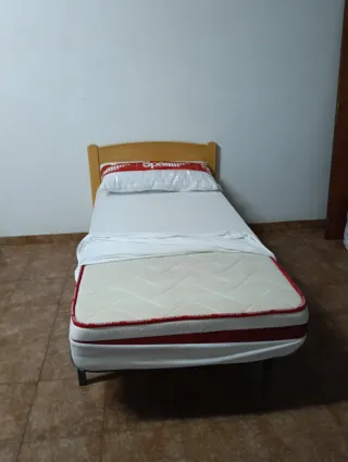 Somier, colchón y cabecero.