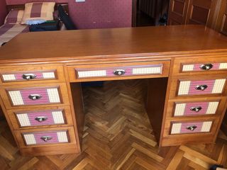 Escritorio de madera.