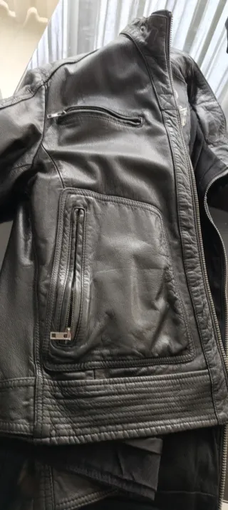 Cazadora de cuero negra