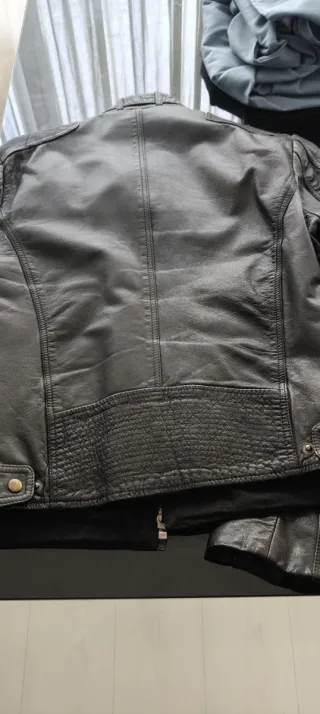 Cazadora de cuero negra