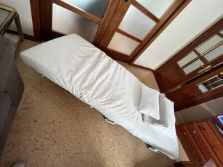 Sillón cama individual blanco con ruedas