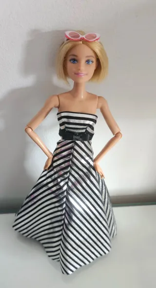 Muñeca Barbie con vestido y gafas
