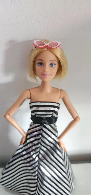 Muñeca Barbie con vestido y gafas