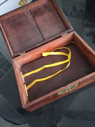 Antiguo estuche caoba con talla bajo relieve