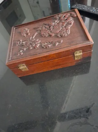 Antiguo estuche caoba con talla bajo relieve