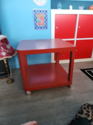 Mesa auxiliar roja con ruedas