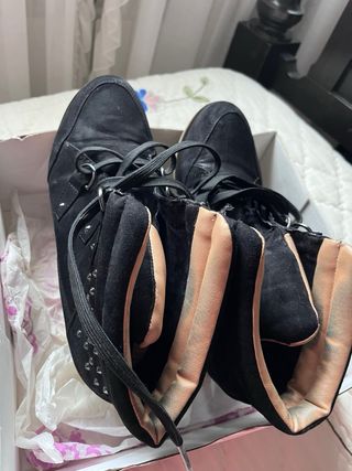 Botines negros con tachuelas