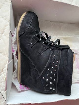 Botines negros con tachuelas