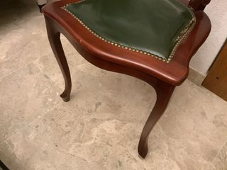 Elegante silla de madera y cuero