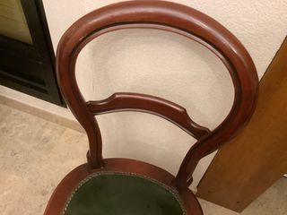 Elegante silla de madera y cuero