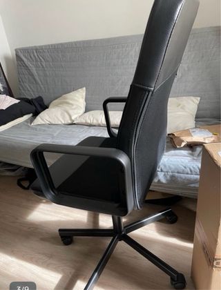 Silla de oficina IKEA negra y gris