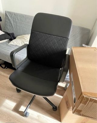 Silla de oficina IKEA negra y gris