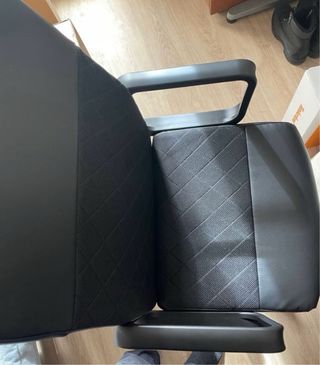 Silla de oficina IKEA negra y gris