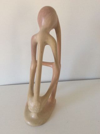 Figura abstracta de piedra tallada