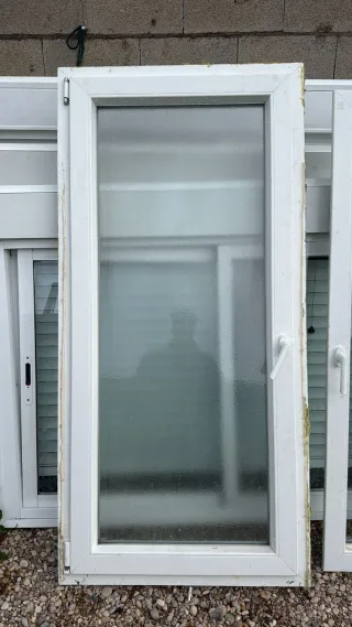 2 VENTANAS DE PVC OSCILOBATIENTES SIN PERSIANA