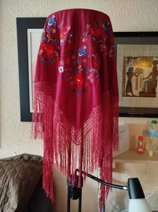 Mantón de Manila granate bordado